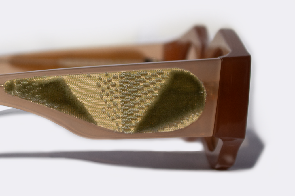 Asta laterale inserto velluto fiorentino occhiali da sole rotondi Spike Lee in acetato rosa artigianale italiano, design oversize statement
