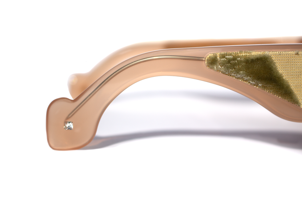 Dettaglio asta occhiali da sole rotondi Spike Lee in acetato rosa artigianale italiano, design oversize statement