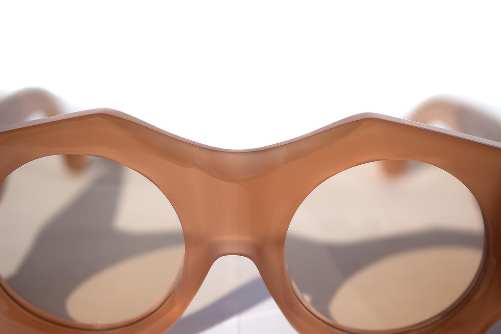 Dettaglio frontale occhiali da sole rotondi Spike Lee in acetato rosa artigianale italiano, design oversize statement