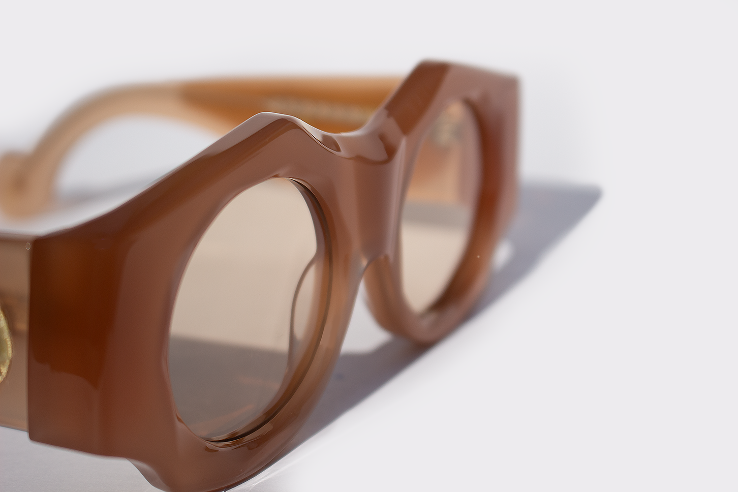 Dettaglio laterale spessore frontale occhiali da sole rotondi Spike Lee in acetato rosa artigianale italiano, design oversize statement
