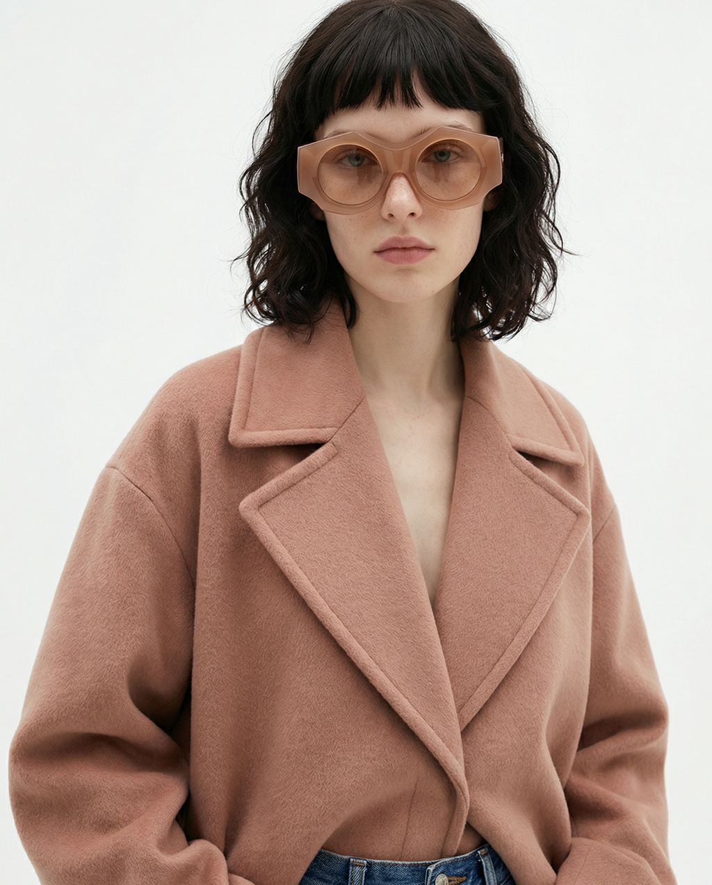 Modella indossa occhiali da sole rotondi Spike Lee in acetato rosa artigianale italiano, design oversize statement