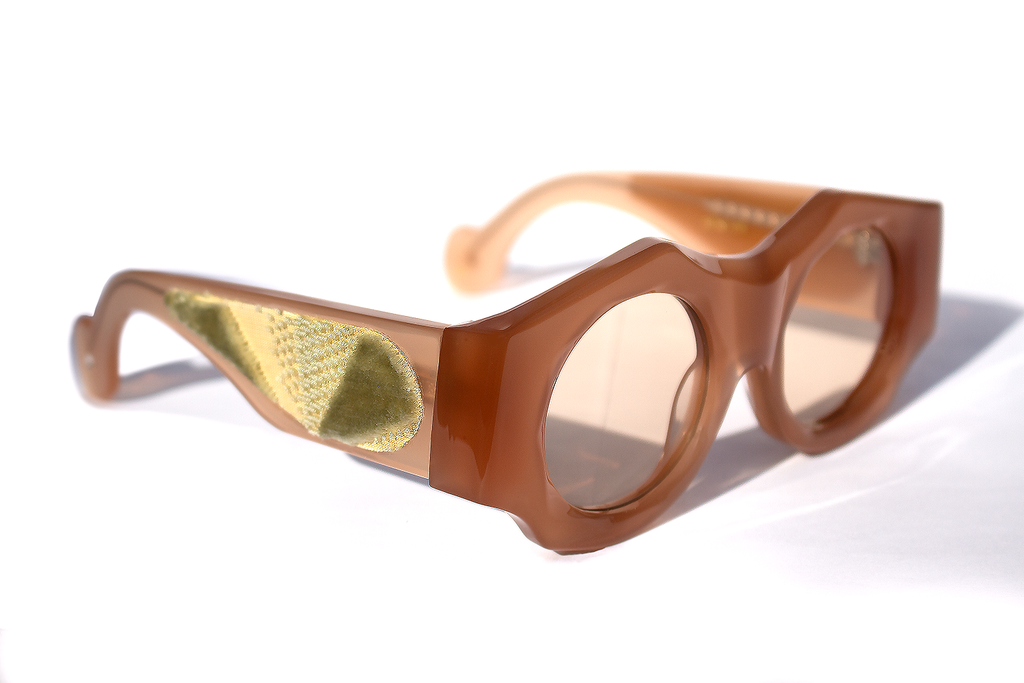 Vista laterale occhiali da sole rotondi Spike Lee in acetato rosa artigianale italiano, design oversize statement