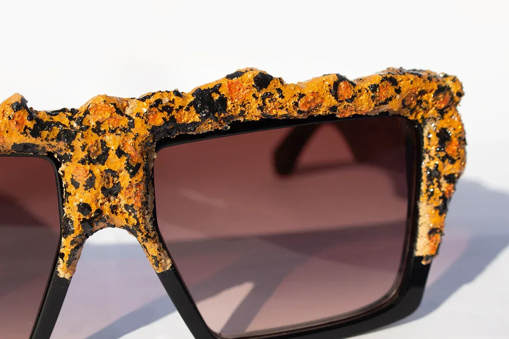 Dettaglio montatura occhiali Art Wild Leopard acetato artigianale
