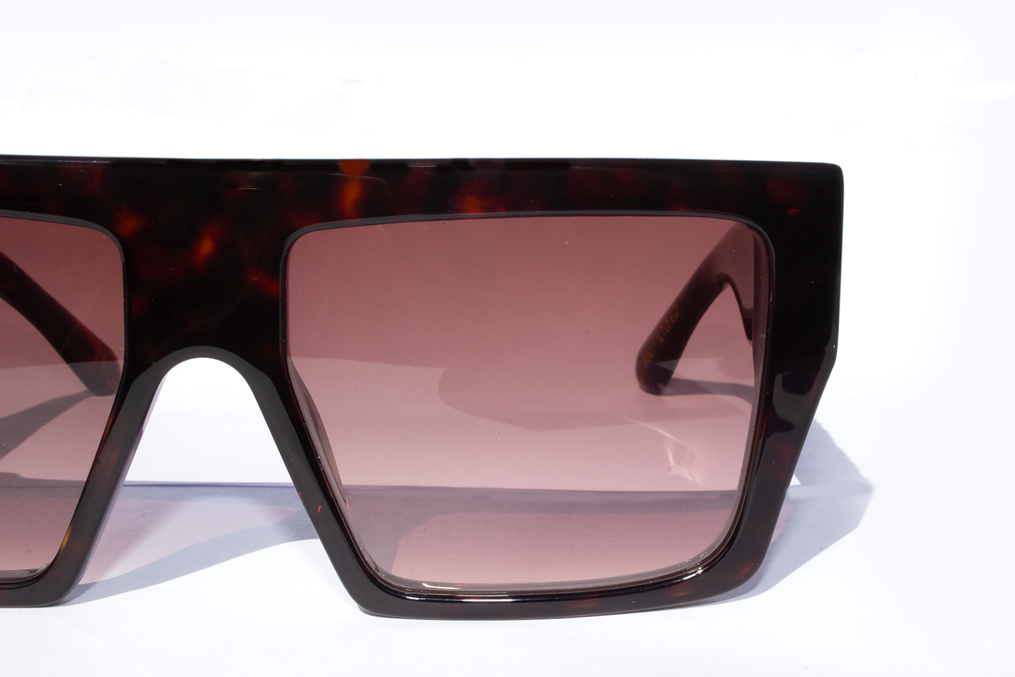 Dettaglio frontale occhiali da sole Tornabuoni in acetato premium avana marrone - vista frontale design italiano artigianale, inserto velluto fiorentino, galuchat nera