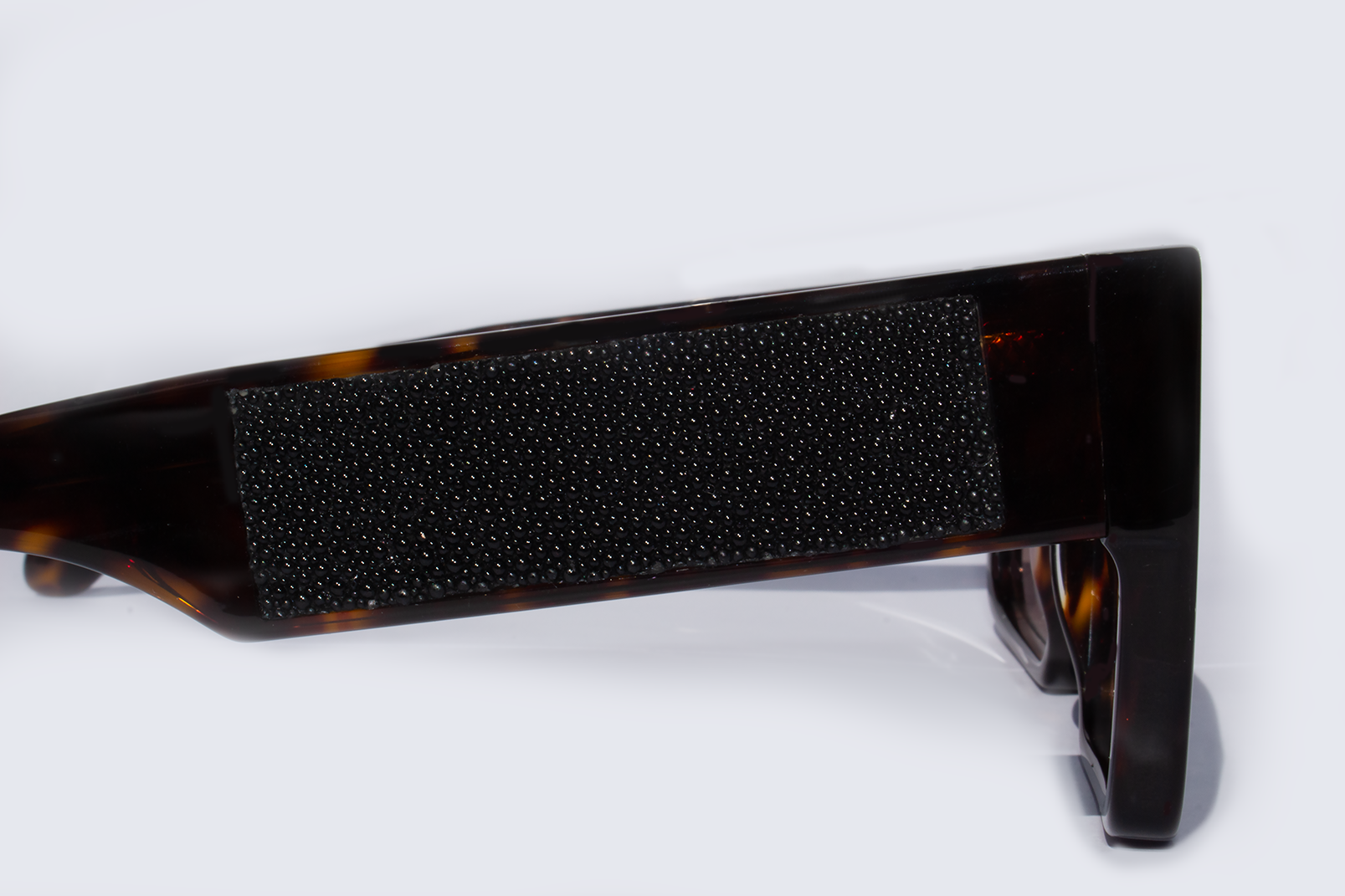 Dettaglio laterale occhiali da sole Tornabuoni in acetato premium avana marrone - vista asta laterale design italiano artigianale, inserto galuchat nera, lavorato a mano