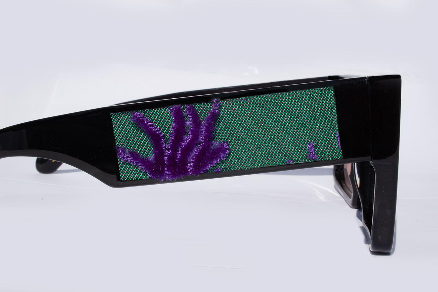 Dettaglio asta laterale occhiali da sole Tornabuoni in acetato premium nero - design italiano artigianale, inserto velluto fiorentino